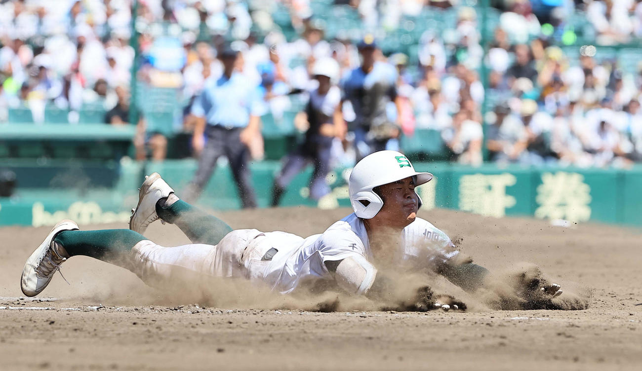 専大松戸対東海大甲府　7回裏専大松戸1死満塁、スクイズを決め一塁へヘッドスライディングをする宮尾（撮影・上田博志）