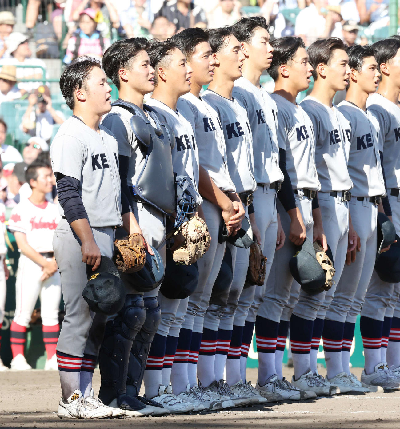 11日、2回戦に勝利し校歌斉唱する慶応ナイン