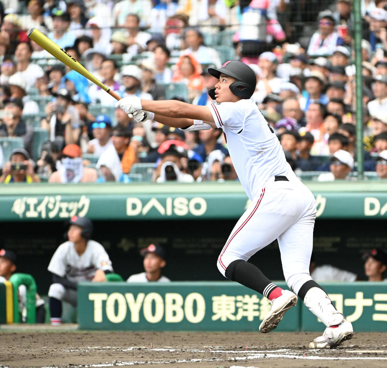 11日、2回戦で広陵・真鍋慧は中越えへ3点適時二塁打を放つ