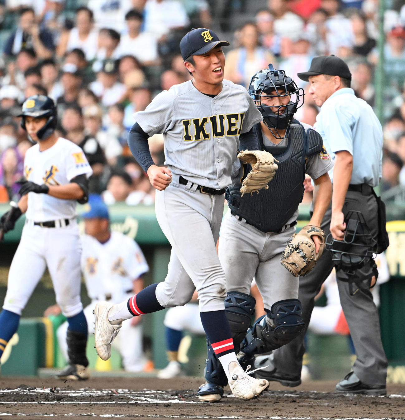 聖光学院対仙台育英　6回表聖光学院2死一、二塁、樽川遥人を三ゴロに抑え笑顔をみせる仙台育英・湯田投手（撮影・清水貴仁）