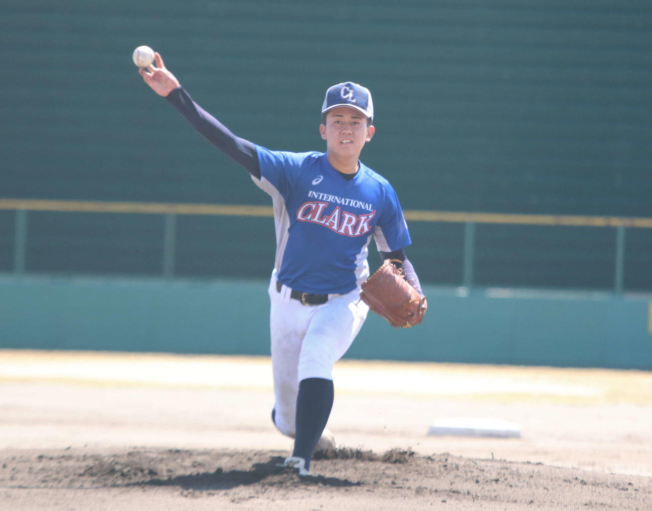 紅白戦で力投するクラーク・新岡主将（撮影・山崎純一）