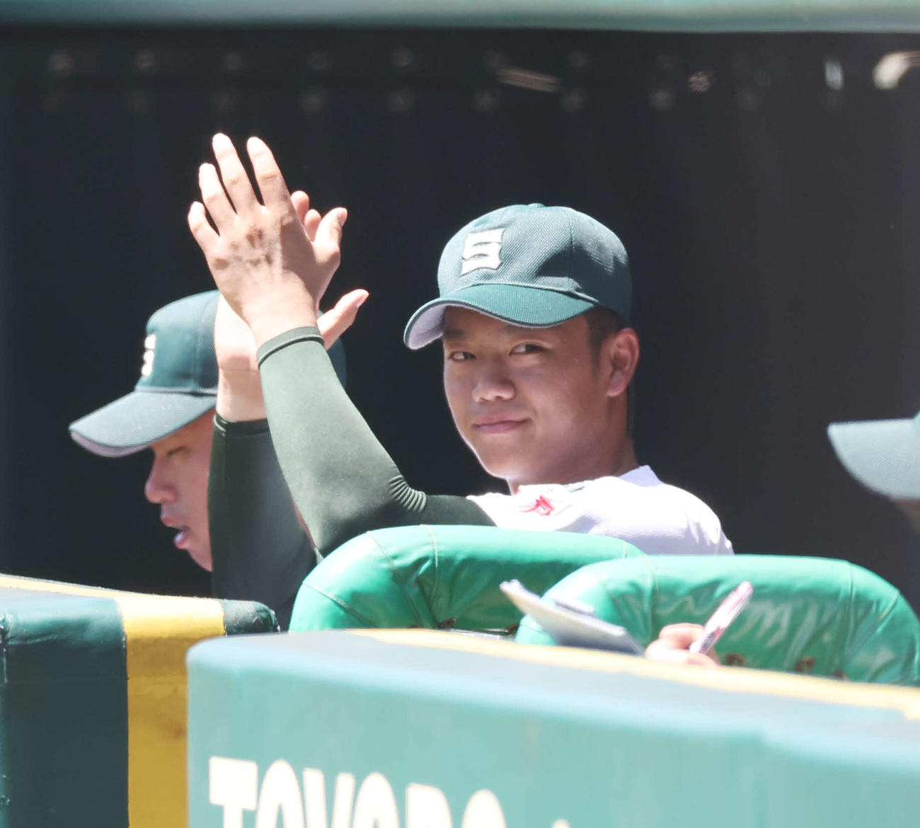 東海大甲府対専大松戸　ベンチから手をたたく専大松戸・平野（撮影・宮地輝）