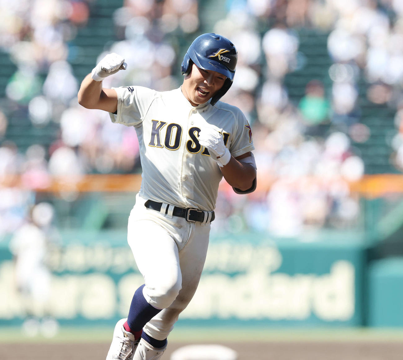 八戸学院光星対ノースアジア大明桜　7回表八戸学院光星2死一、二塁、左越え3点本塁打を放ち、ガッツポーズする藤原（撮影・宮地輝）