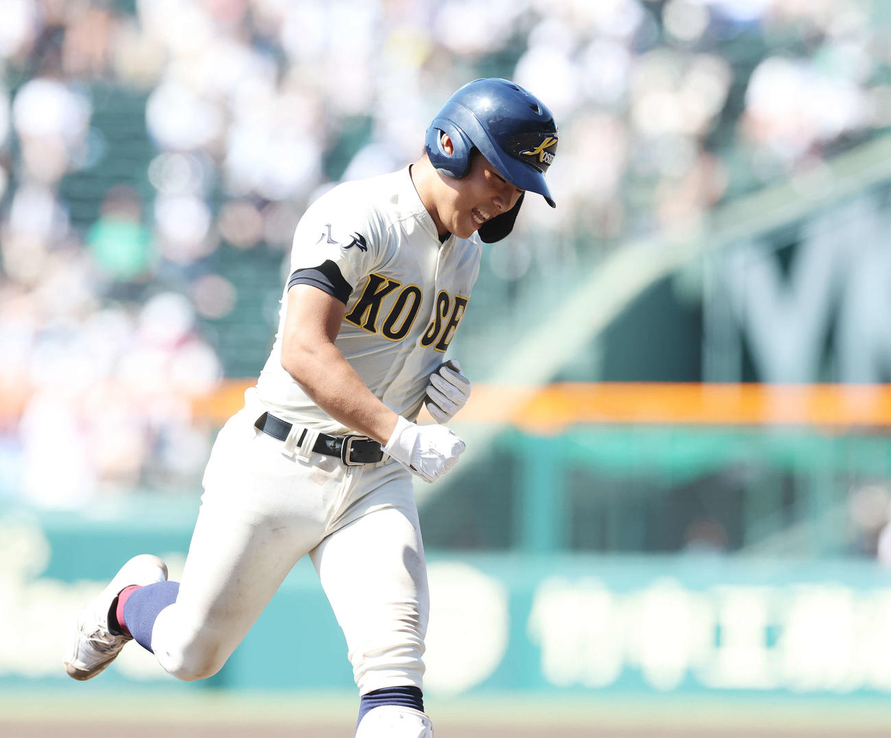 八戸学院光星対ノースアジア大明桜　7回表八戸学院光星2死一、二塁、左越え3点本塁打を放ち、ガッツポーズする藤原（撮影・宮地輝）