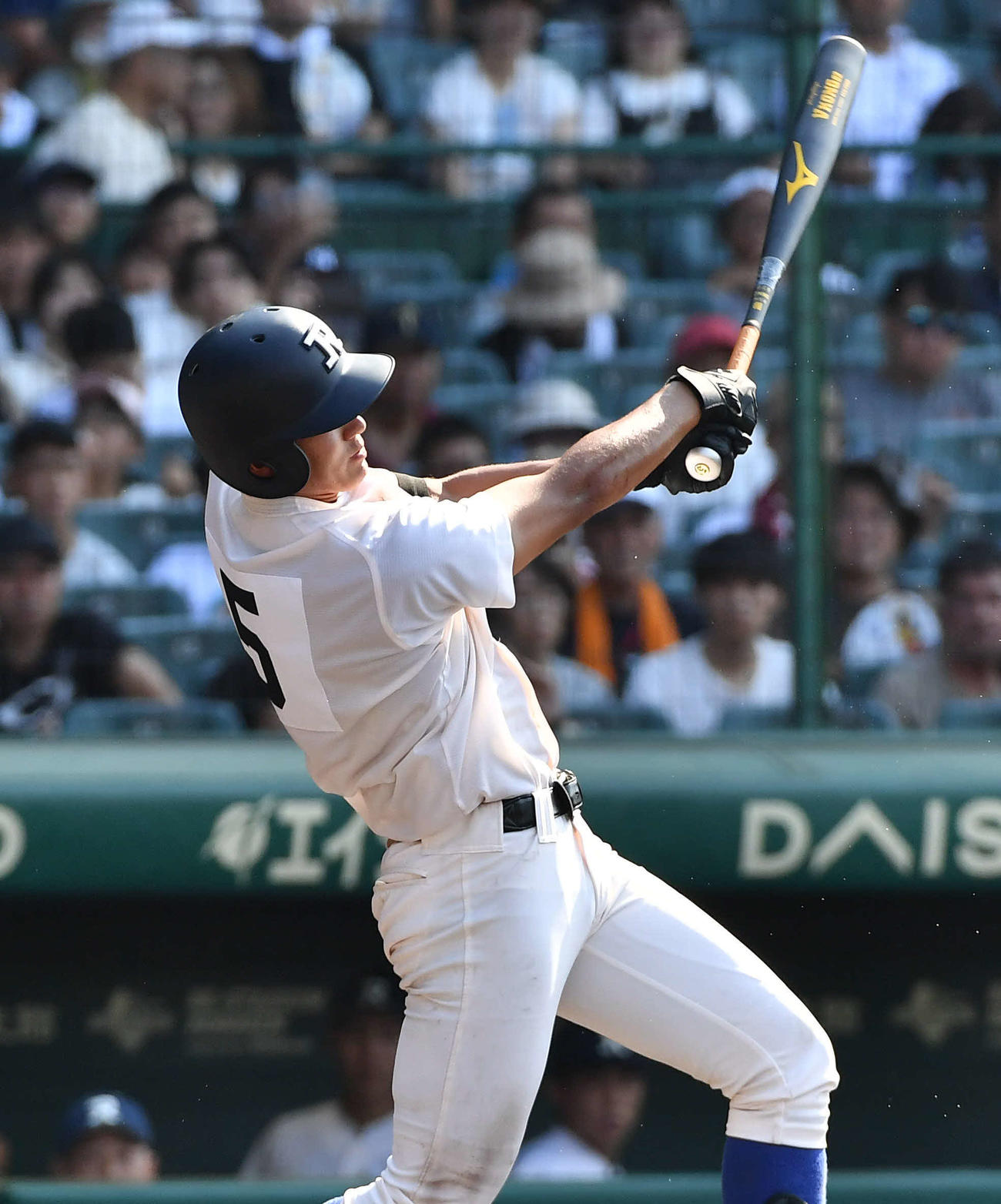 高知中央対履正社　3回裏履正社1死、森田は左中間へ本塁打を放つ（撮影・岩下翔太）