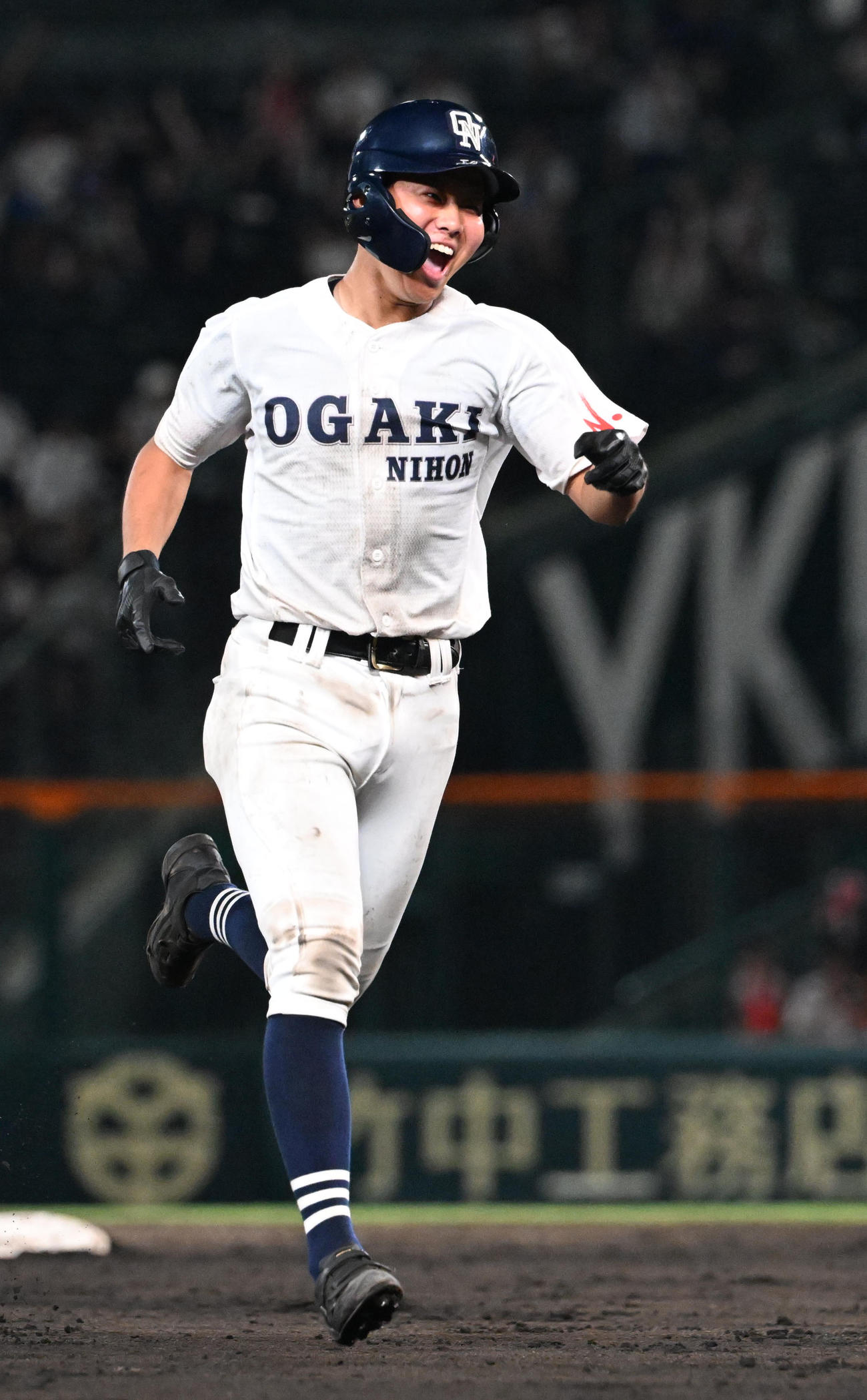 大垣日大対おかやま山陽　8回表大垣日大2死、右越え本塁打を放った高橋は笑顔でダイヤモンドを1周（撮影・和賀正仁）