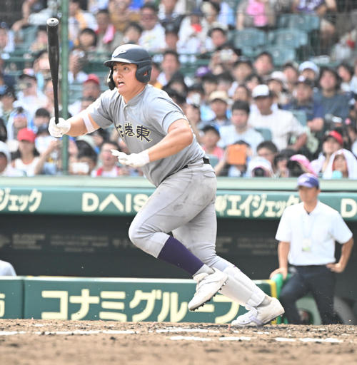 クラーク対花巻東　4回裏花巻東無死二塁、遊ゴロに倒れる佐々木麟（撮影・和賀正仁）