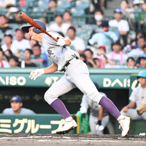 クラーク対花巻東　8回裏花巻東2死一、二塁、左前適時打を放つ千葉（撮影・和賀正仁）