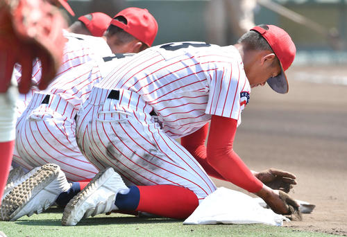 高知中央対履正社　履正社に敗れ、甲子園の土を持ち帰る謝（右）ら高知中央ナイン（撮影・岩下翔太）