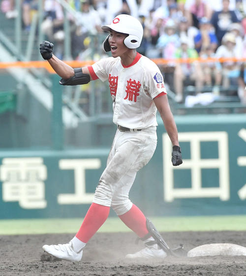 智弁学園対徳島商　5回表智弁学園2死一、二塁、勝ち越しの2点適時中二塁打を放ち、ガッツポーズする川原崎（撮影・岩下翔太）