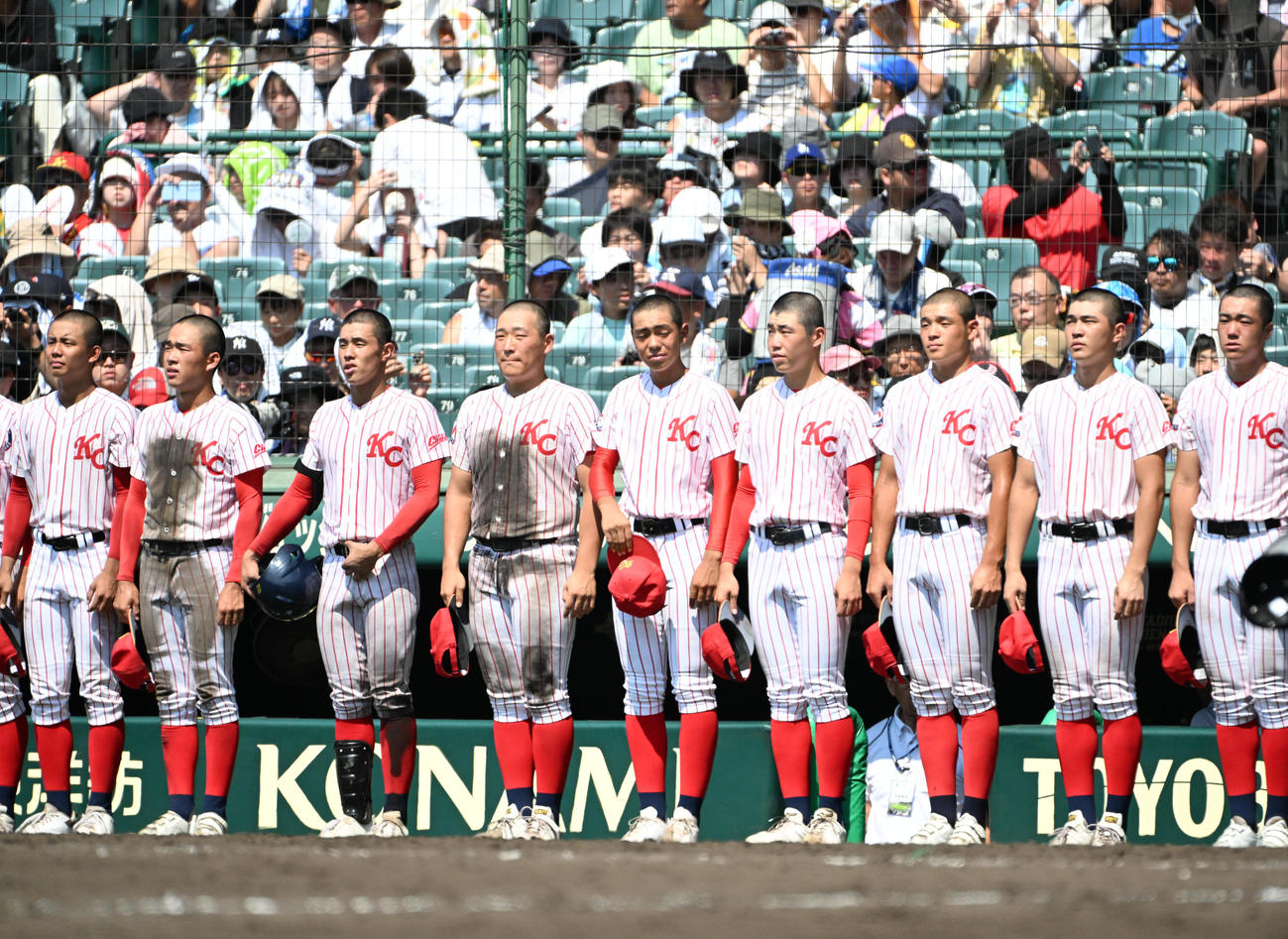 履正社に負け肩を落とす高知中央ナイン（撮影・石井愛子）