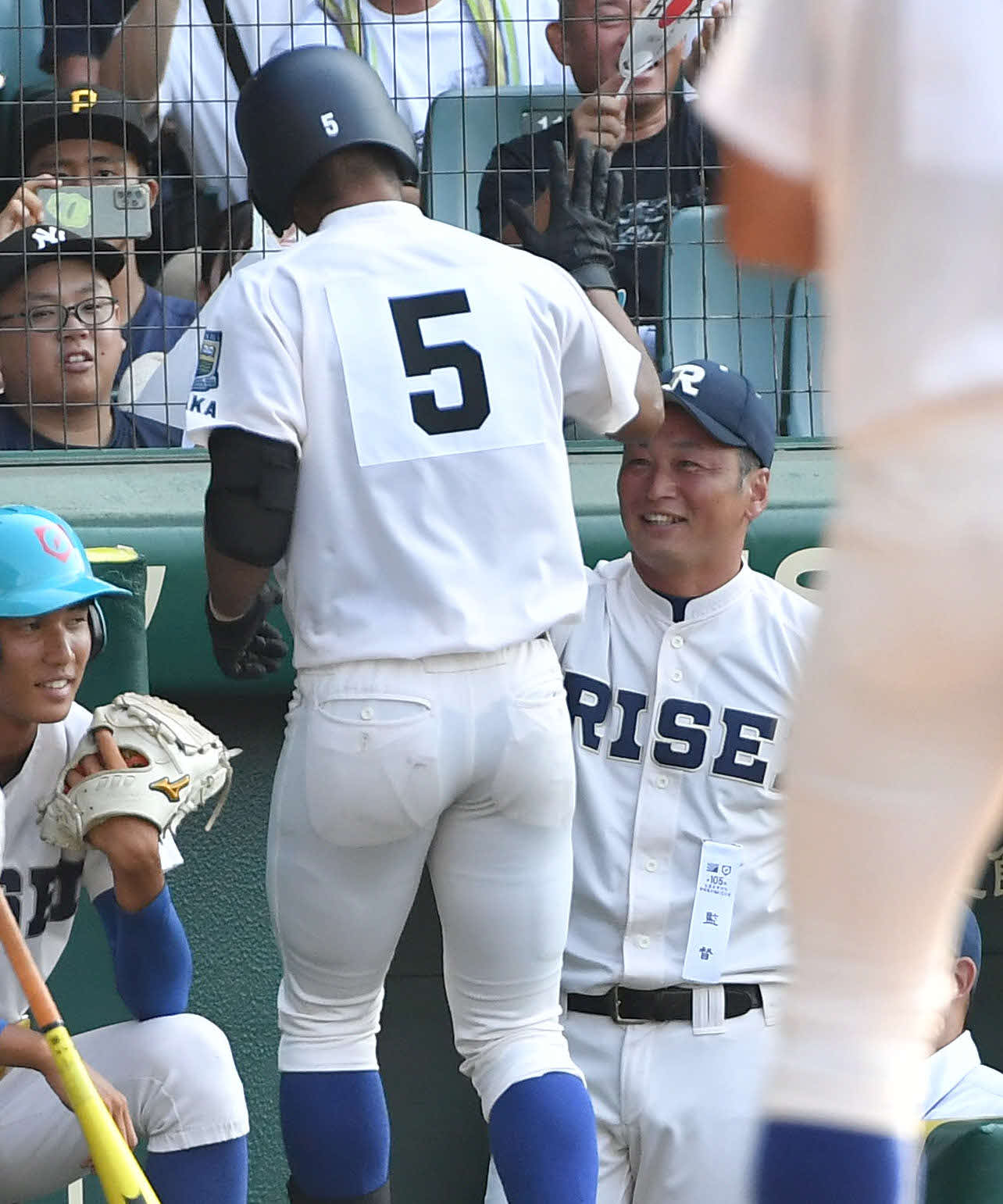 高知中央対履正社　3回裏履正社1死、左中間へ本塁打を放った森田（左）を笑顔で迎える多田監督（撮影・岩下翔太）