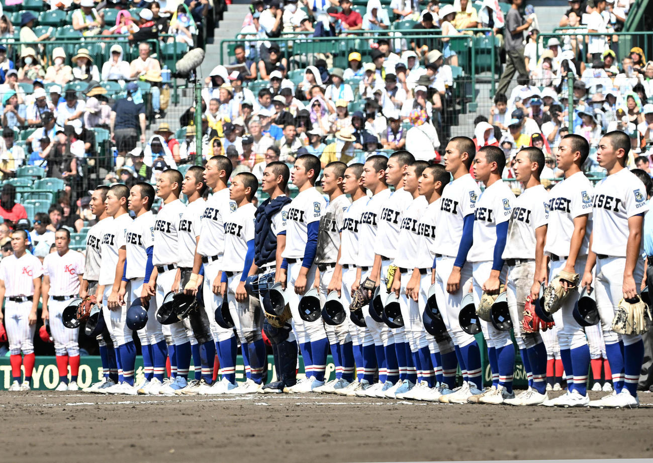 高知中央に勝利し校歌を歌う履正社ナイン（撮影・石井愛子）