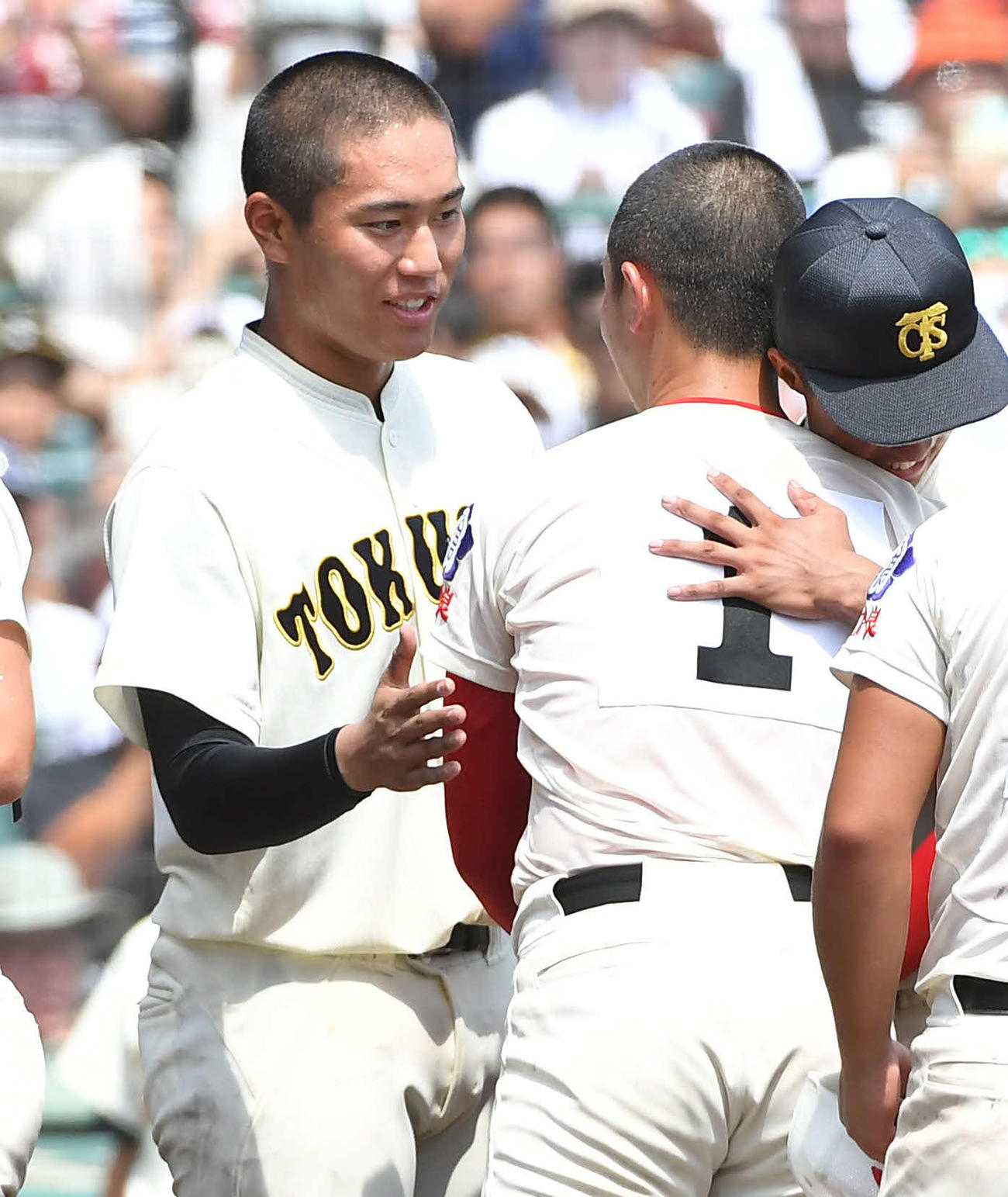 智弁学園対徳島商　智弁学園に敗れ、中山（右から2人目）と言葉を交わす徳島商の森煌（撮影・岩下翔太）