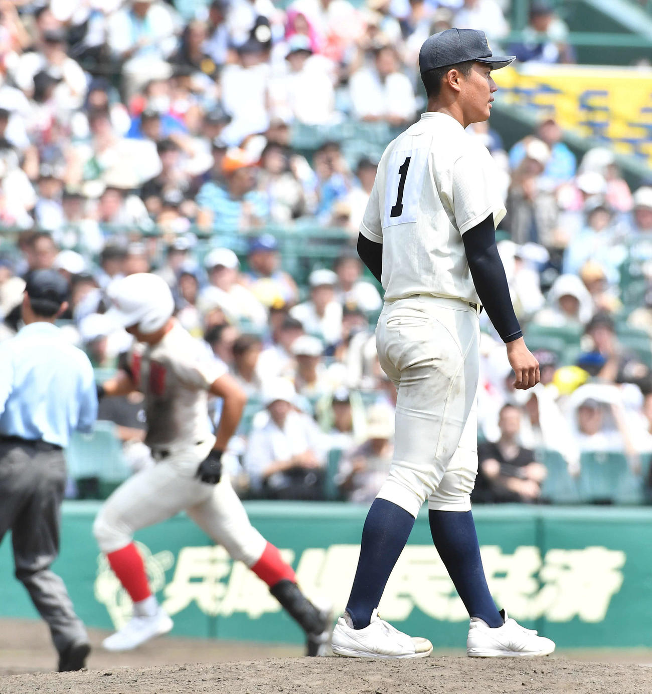 智弁学園対徳島商　9回表智弁学園1死、松本（左）に中越え本塁打を打たれた徳島商の森煌（撮影・岩下翔太）