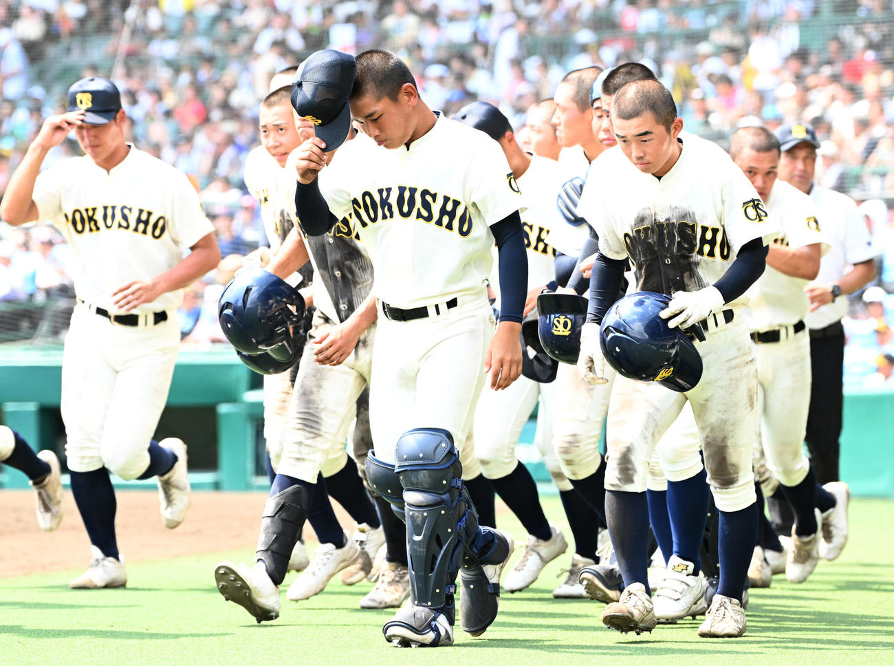 智弁学園対徳島商　智弁学園に負け肩を落とす徳島商ナイン（撮影・石井愛子）＝2023年8月13日、甲子園球（撮影・石井愛子）