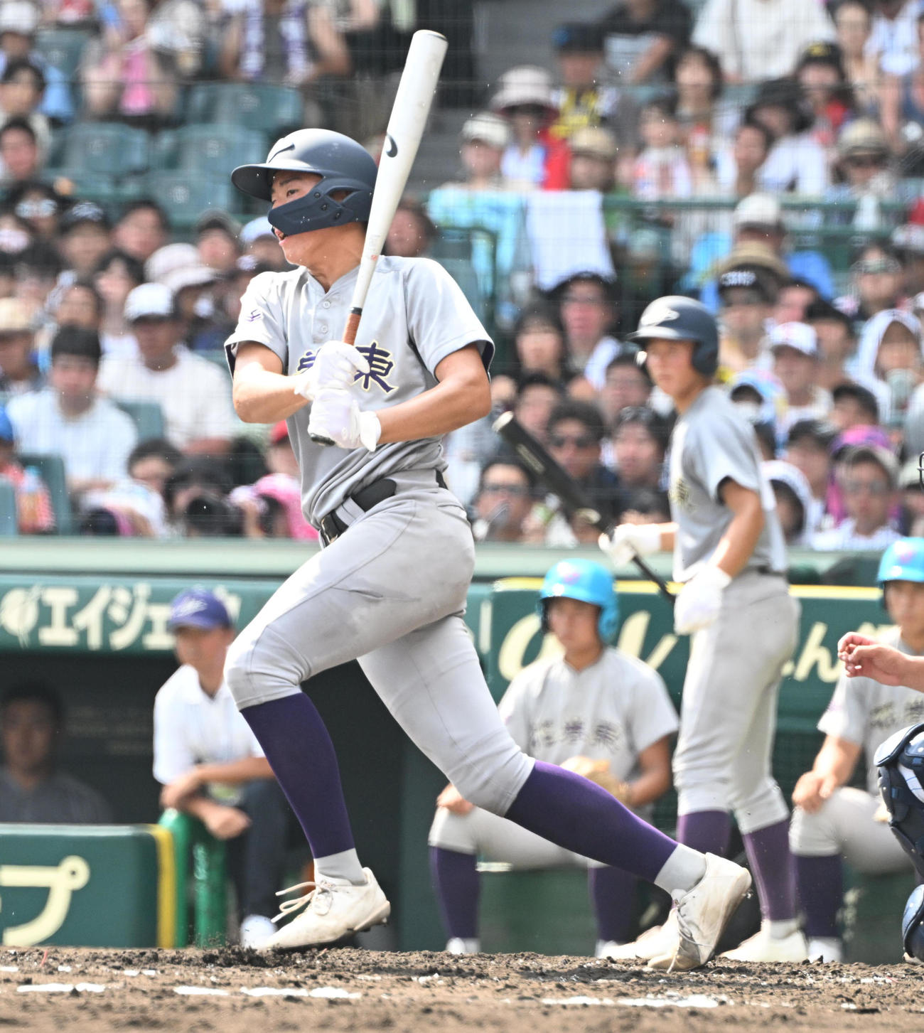 クラーク対花巻東　4回裏花巻東1死三塁、三塁へ適時内野安打を放つ北條（撮影・和賀正仁）