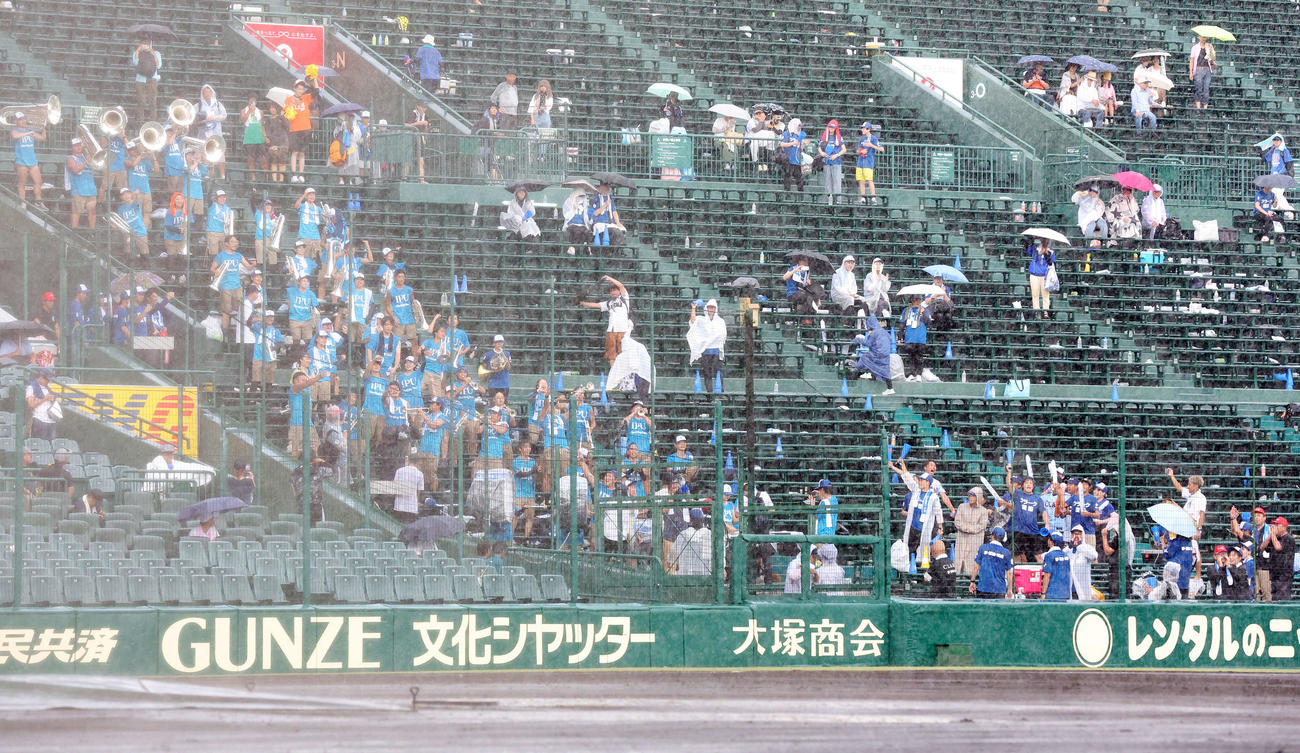 クラーク対花巻東　雨で中断する中、演奏を続けるクラークの応援席（撮影・宮地輝）