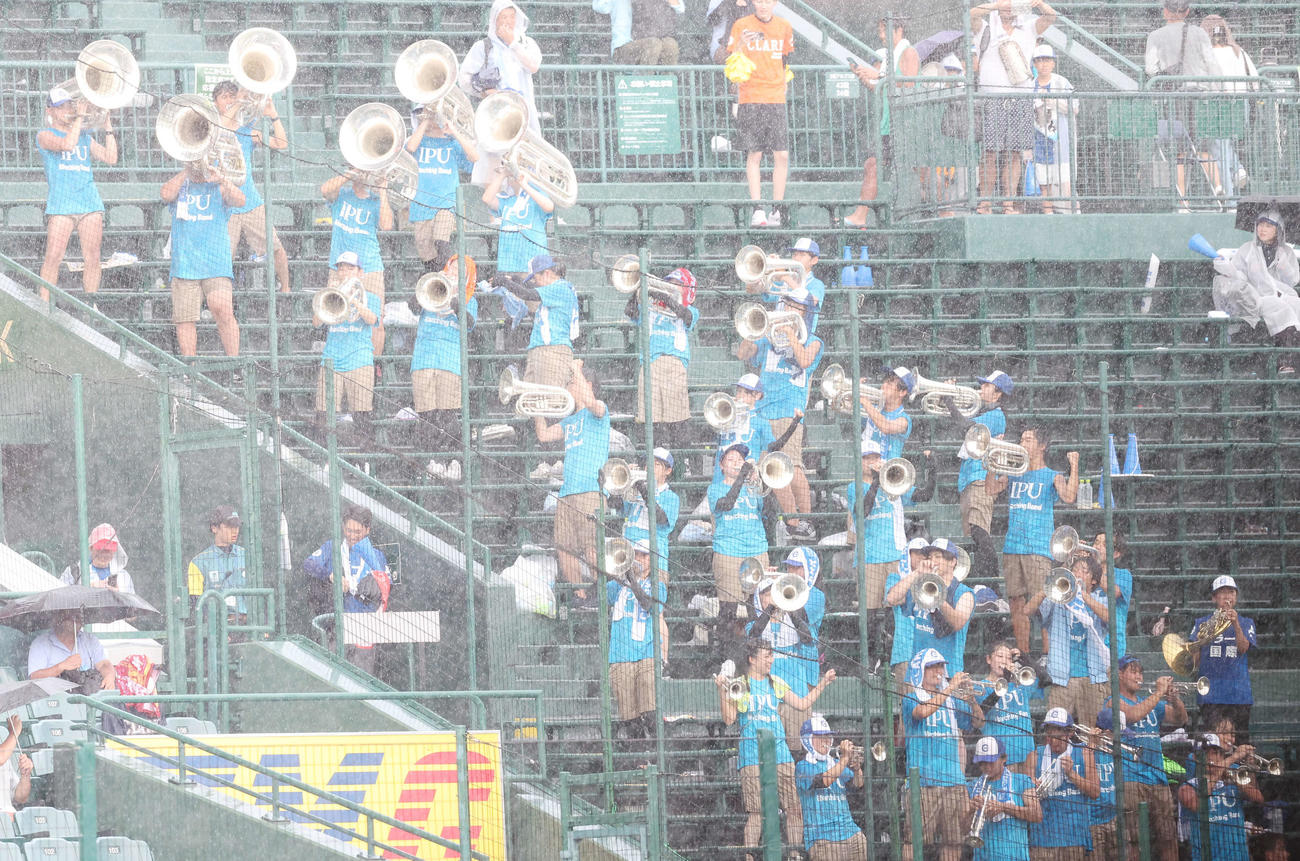 クラーク対花巻東　雨で中断する中、演奏を続けるクラークの応援席（撮影・宮地輝）