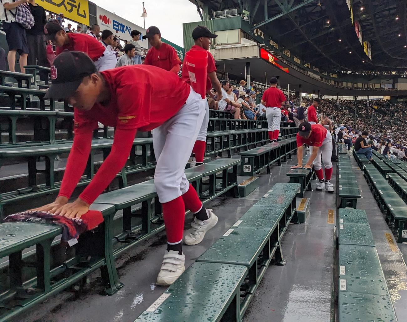 クラーク対花巻東　雨にぬれた座席を雑巾がけするおかやま山陽（岡山）の応援メンバー（撮影・濱本神威）