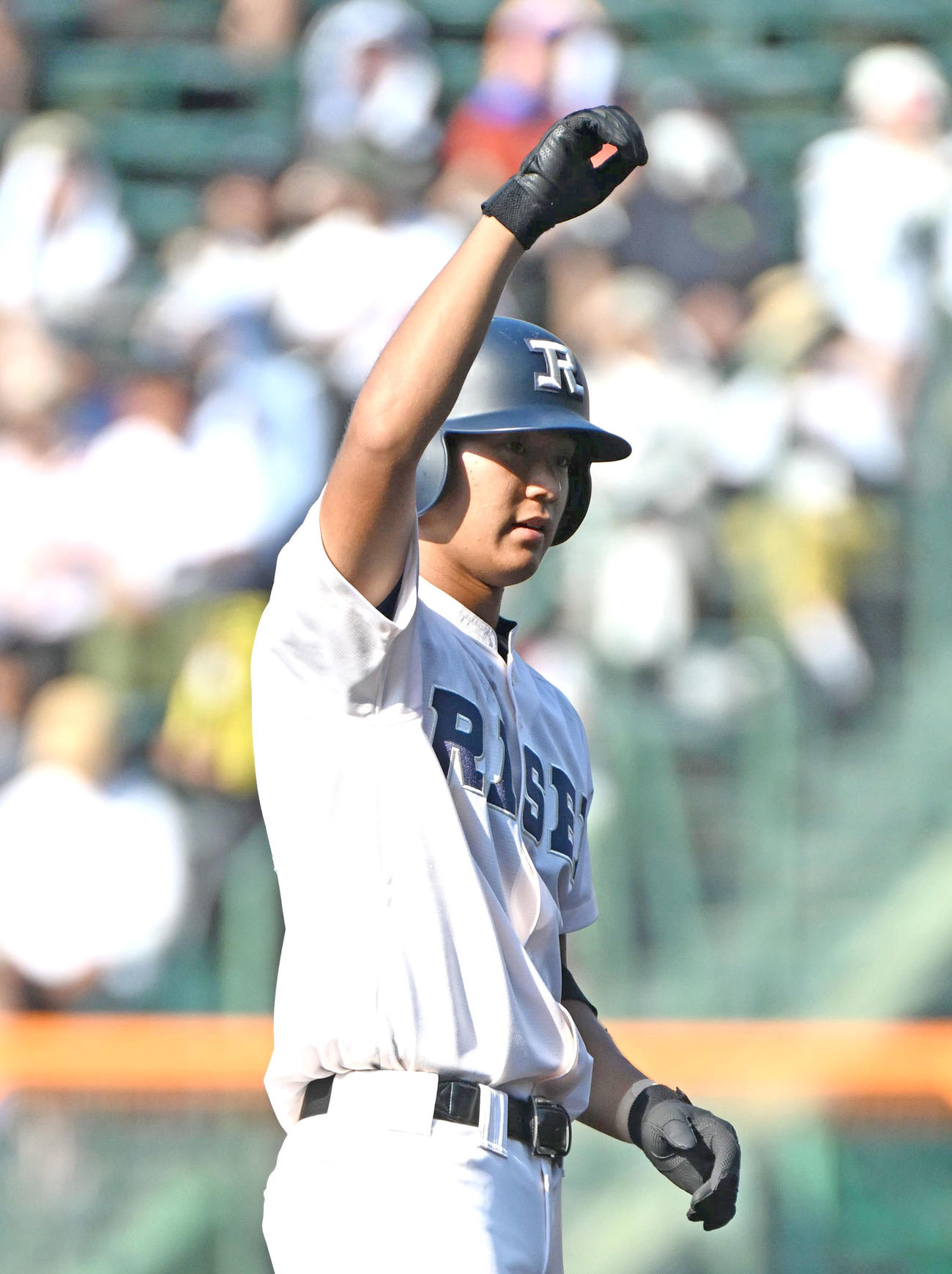高知中央対履正社　1回裏履正社1死一、二塁、森田は右適時二塁打を放つ（撮影・石井愛子）
