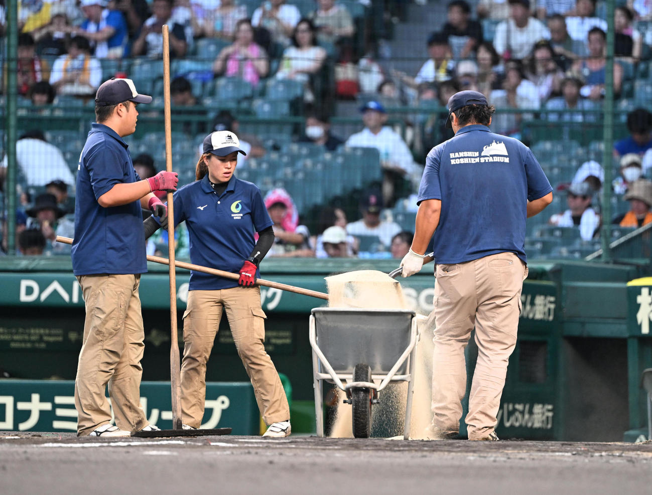 クラーク対花巻東　雨天中断後、グラウンドの整備をする阪神園芸の精鋭（撮影・和賀正仁）