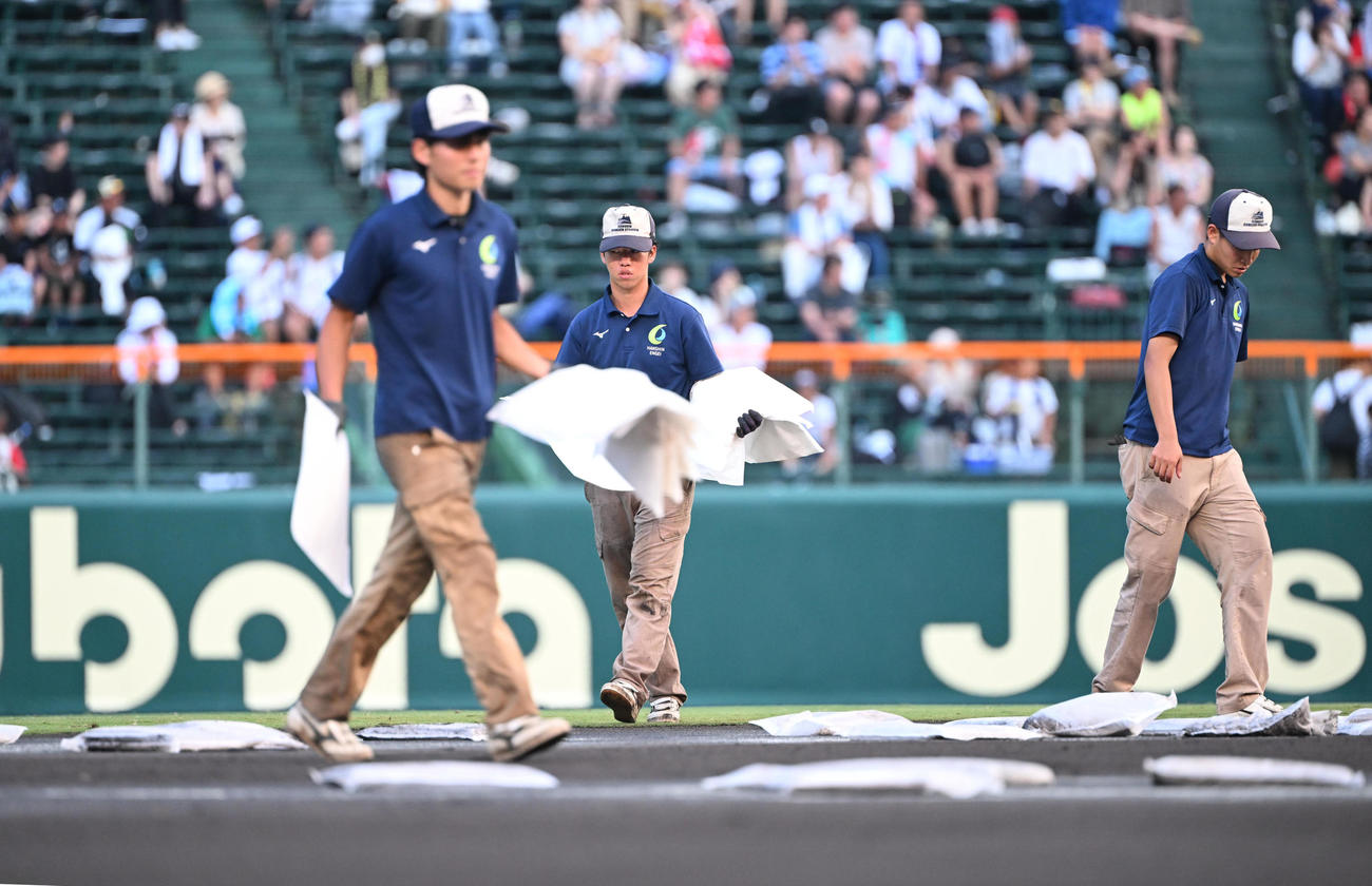 クラーク対花巻東　雨天中断後、グラウンドの整備をする阪神園芸の精鋭（撮影・和賀正仁）
