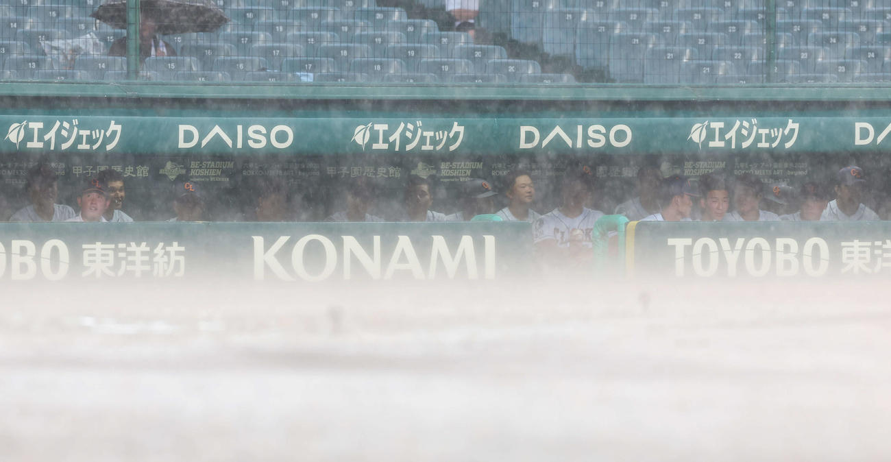 クラーク対花巻東　雨で中断する甲子園球場をベンチから見つめるクラークの選手たち（撮影・宮地輝）