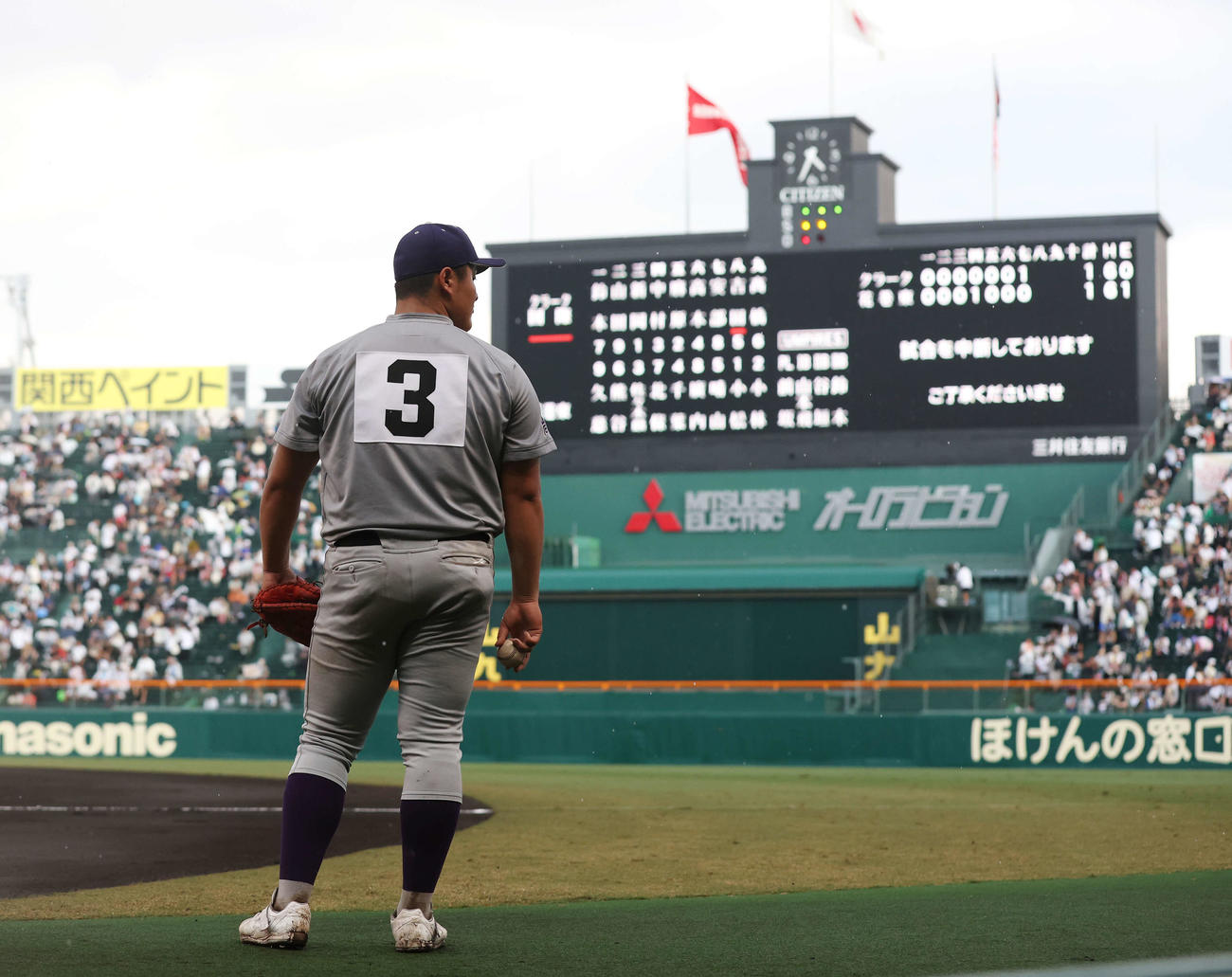 クラーク対花巻東　雨で中断中のグラウンドに姿を現す花巻東・佐々木麟（撮影・宮地輝）