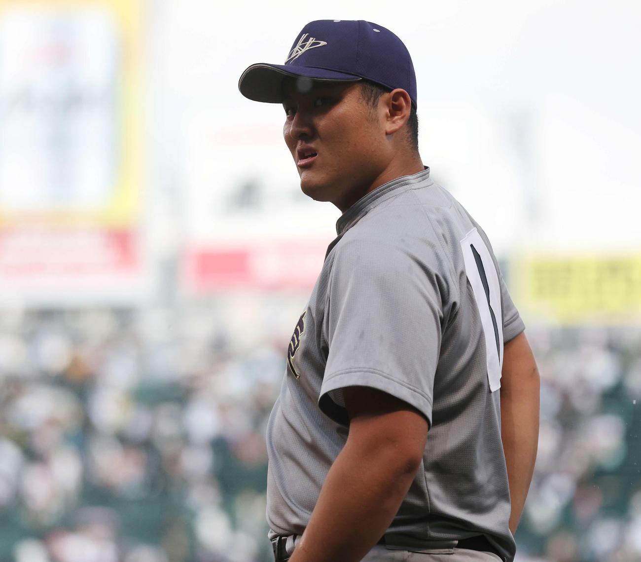 クラーク対花巻東　雨で中断中のグラウンドに姿を現す花巻東・佐々木麟（撮影・宮地輝）