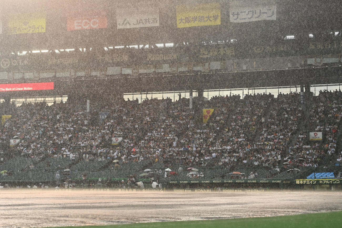 クラーク対花巻東　8回表途中、突然の雷雨に中断となる（撮影・和賀正仁）