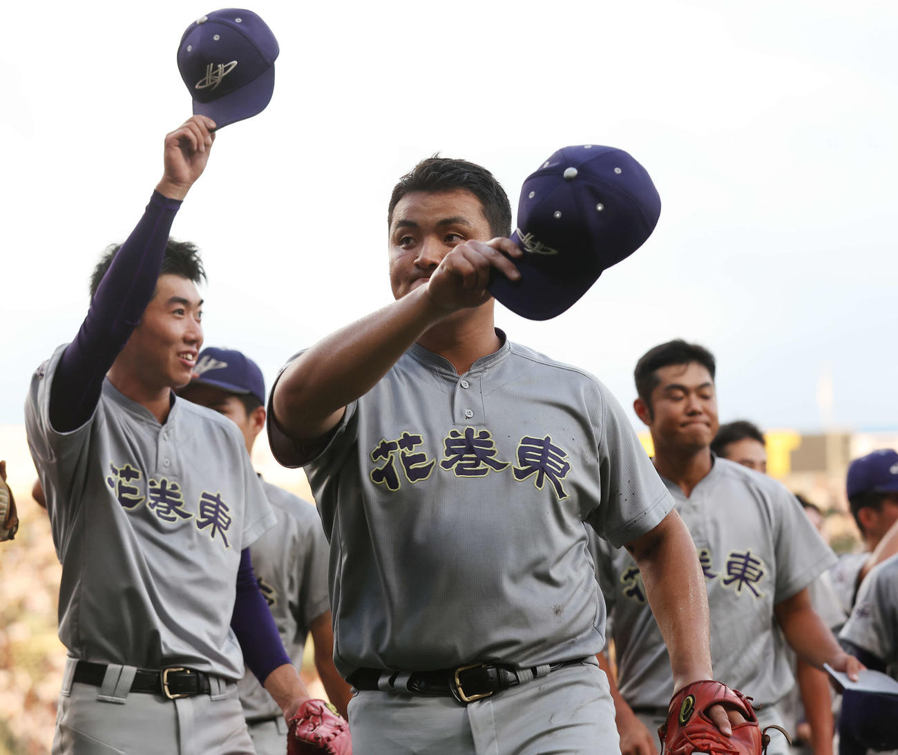 クラーク対花巻東　勝利し、応援席へあいさつする花巻東・佐々木麟（撮影・宮地輝）