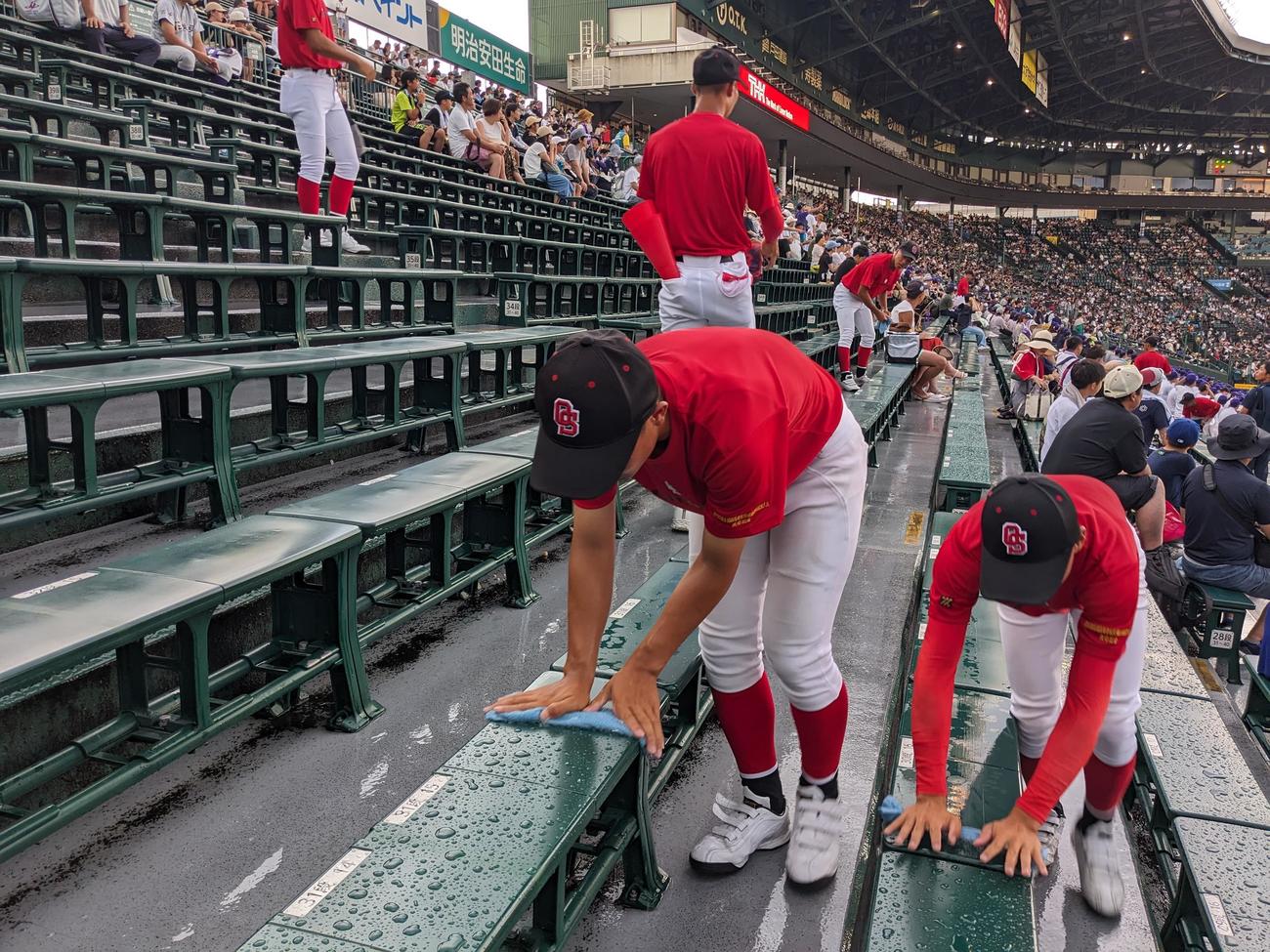 クラーク対花巻東　雨にぬれた座席を雑巾がけするおかやま山陽（岡山）の応援メンバー（撮影・濱本神威）