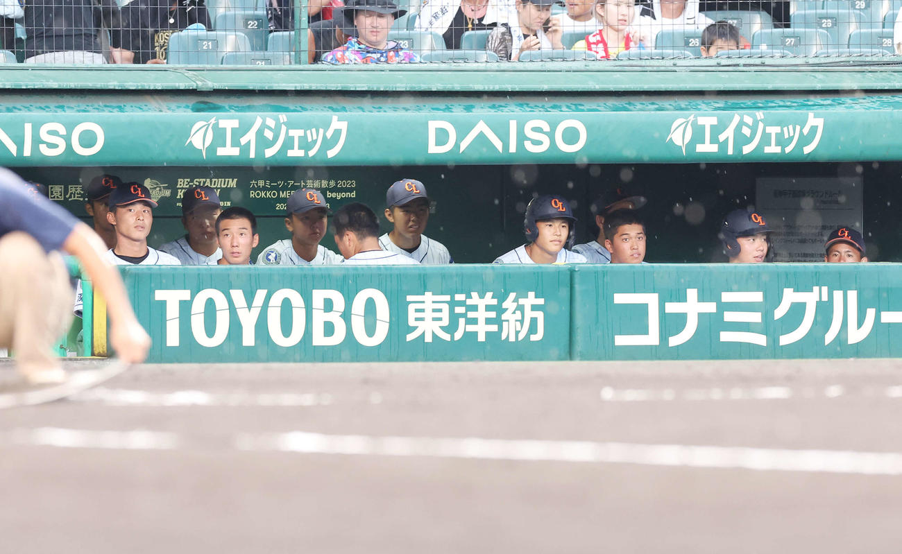 クラーク対花巻東　雨で中断する甲子園球場をベンチから見つめるクラークの選手たち（撮影・宮地輝）
