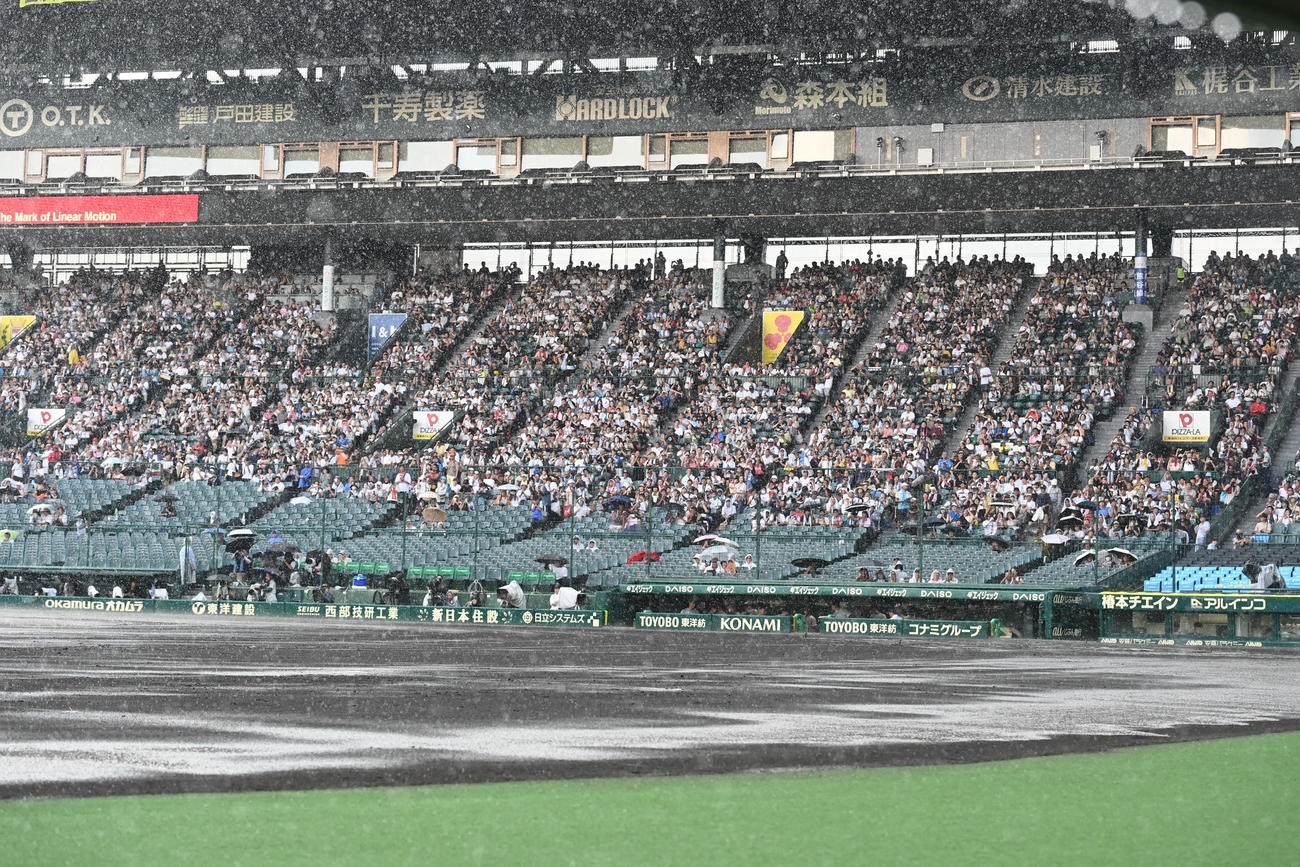 クラーク対花巻東　8回表途中、突然の雷雨に中断となる（撮影・和賀正仁）