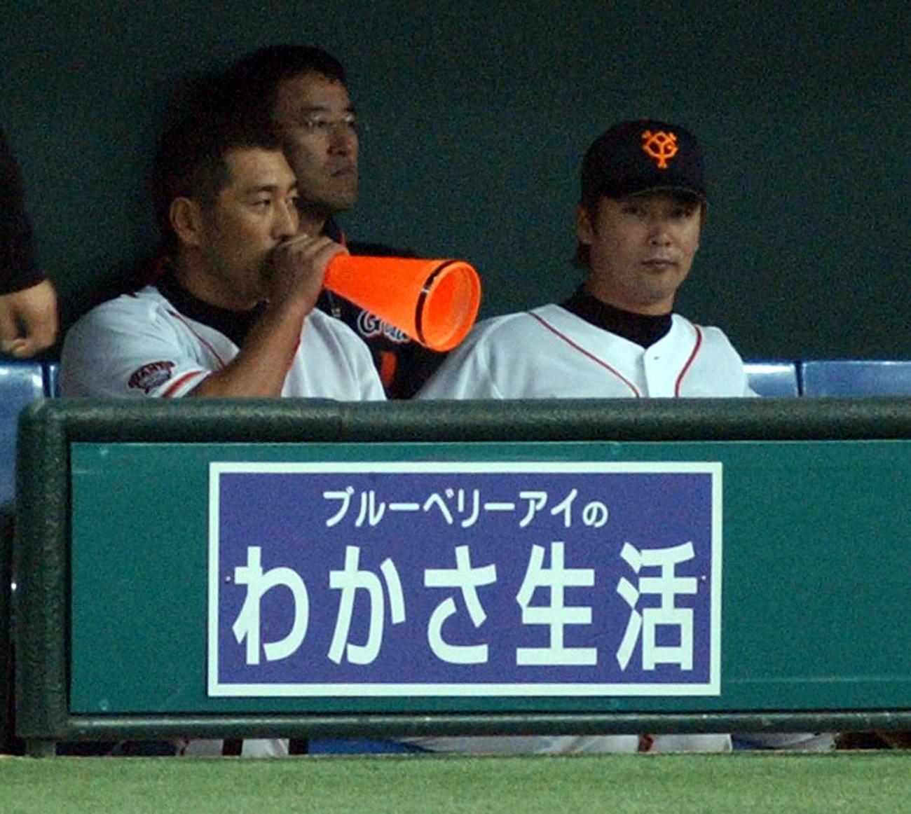 巨人対阪神　メガホンを手にベンチで応援する巨人清原和博。右は元木大介（04年4月撮影）