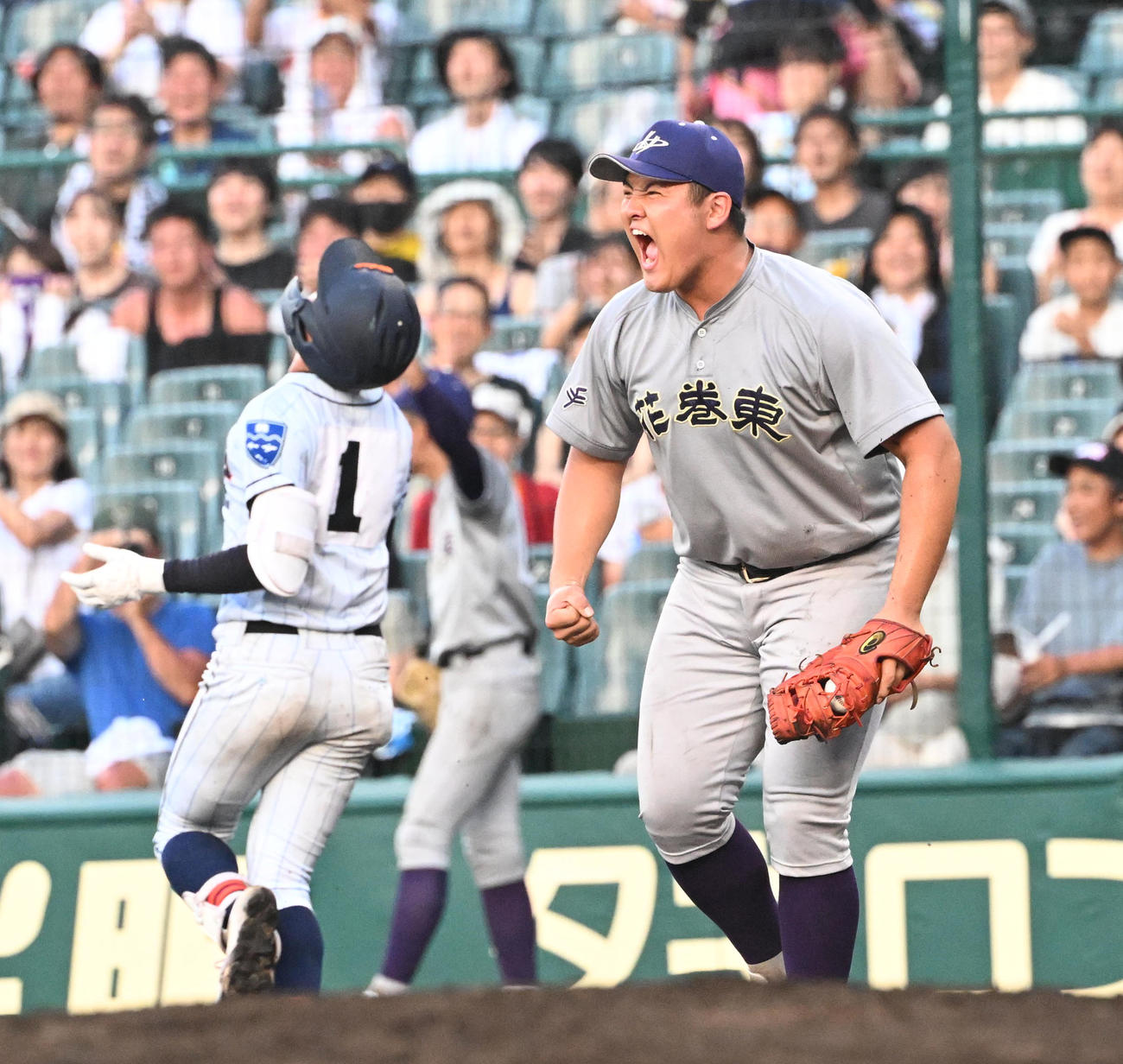 クラーク対花巻東　9回表クラーク無死一塁、新岡を二ゴロ併殺に打ち取りガッツポーズする一塁手佐々木麟（撮影・和賀正仁）