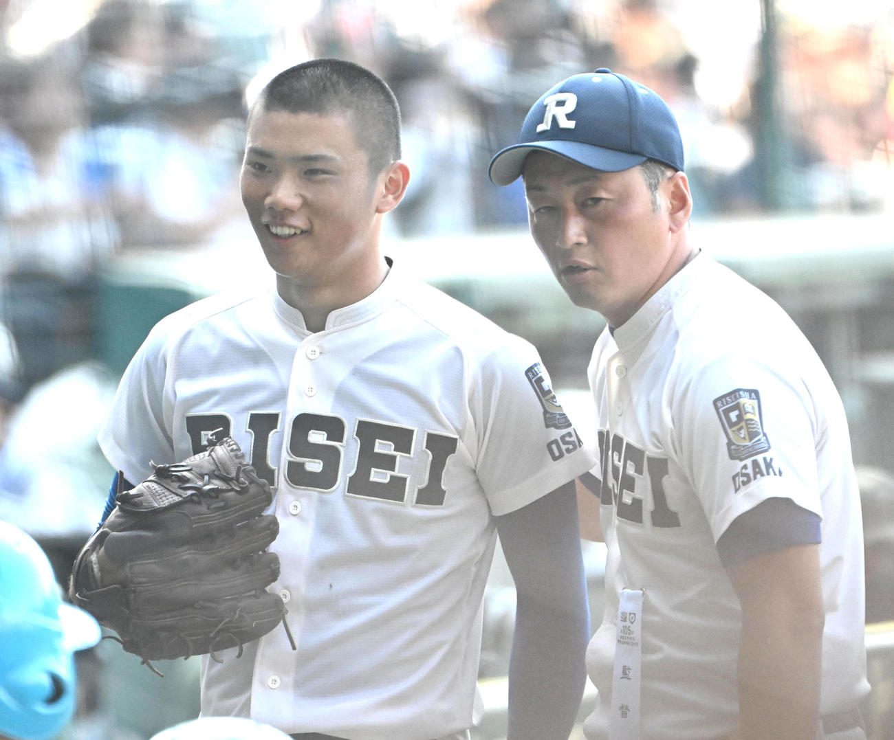 高知中央対履正社　1回を無失点に抑えた福田（左）を迎える多田監督（撮影・石井愛子）