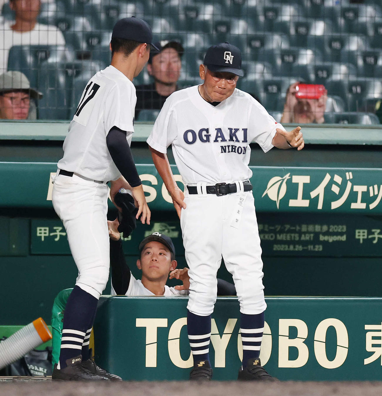 大垣日大対おかやま山陽　大垣日大・桜井（左）に伝令を伝える阪口監督（撮影・宮地輝）