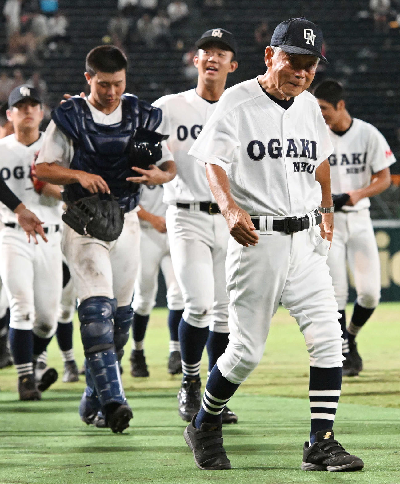 大垣日大対おかやま山陽　おかやま山陽に敗れ、引き揚げる大垣日大・阪口監督（撮影・和賀正仁）