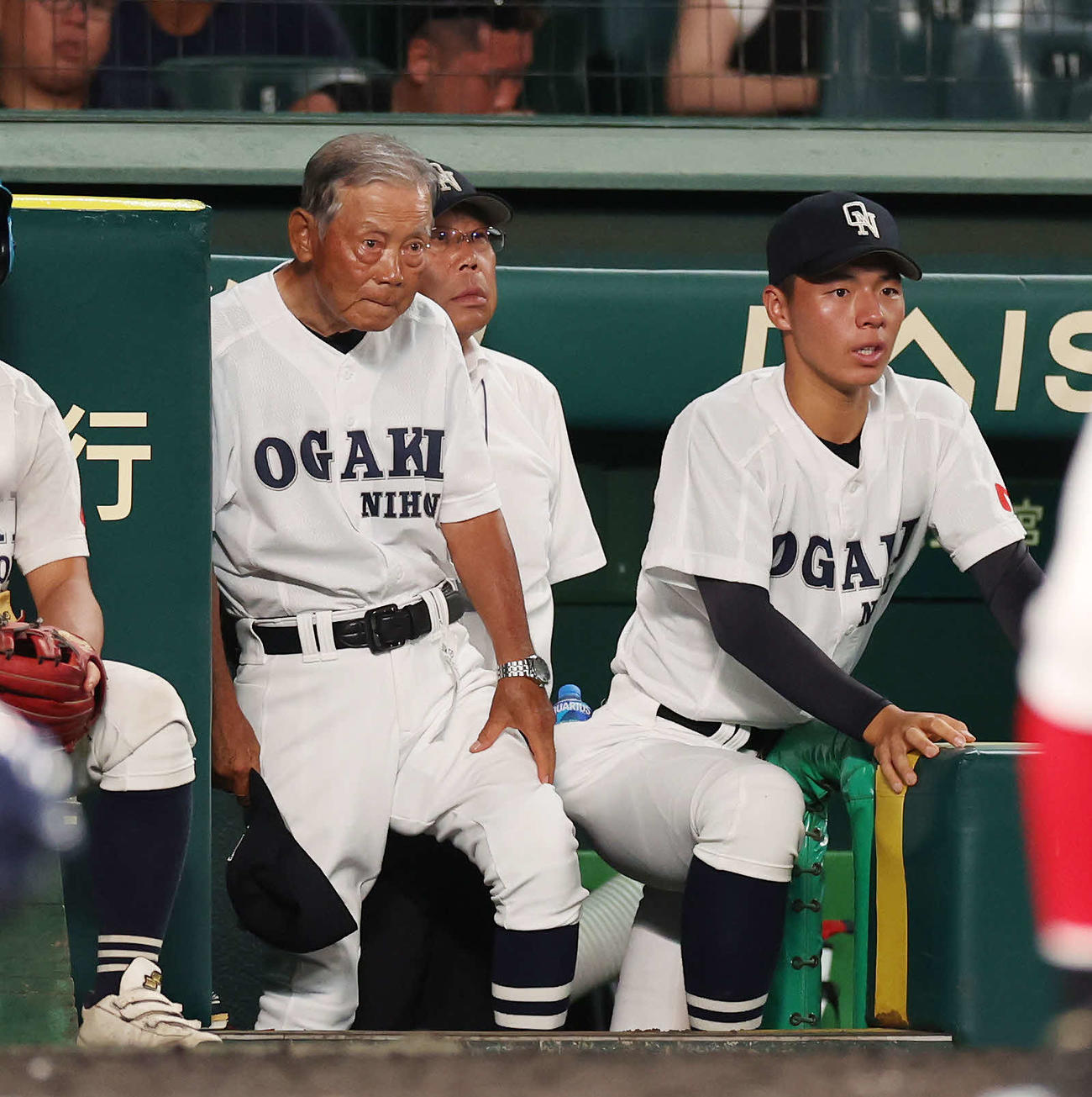 大垣日大対おかやま山陽　戦況を見つめる大垣日大・阪口監督（左）（撮影・宮地輝）