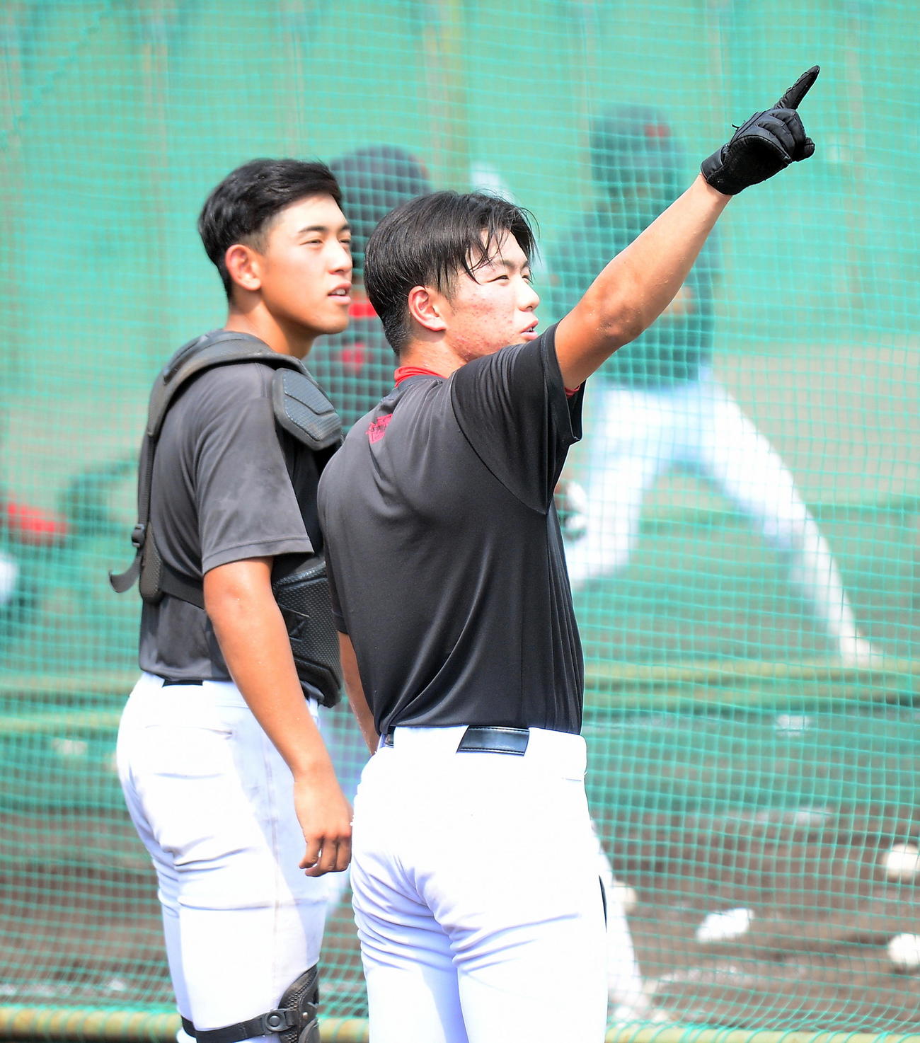 右翼方向を指さし、笑顔で話す浜松開誠館・広崎（右）