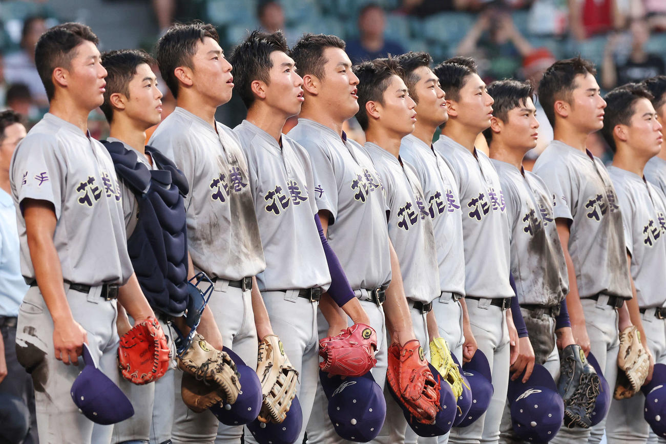 クラーク対花巻東　勝利し、校歌斉唱する花巻東・佐々木麟（左から5人目）ら選手たち（撮影・宮地輝）