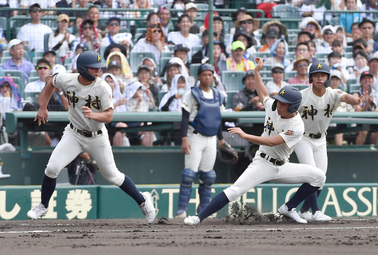 神村学園対市和歌山　1回表神村学園1死一、二塁、上川床の中前安打で二塁走者の正林（左）を追い越しそうになり、踏みとどまる一塁走者の岩下（撮影・岩下翔太）