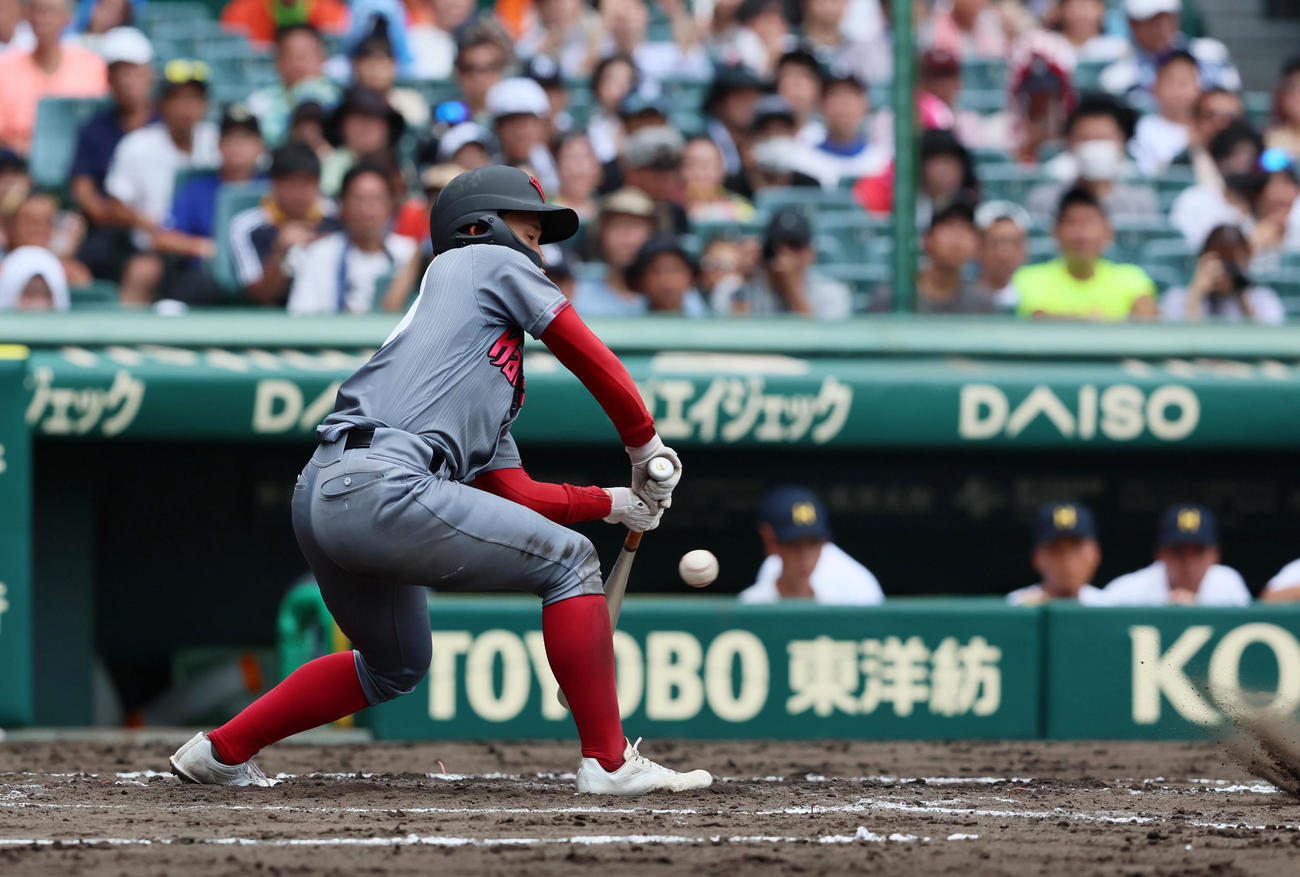 浜松開誠館対北海　3回表浜松開誠館1死、深谷はワンバウンドのボールを三塁内野安打にする（撮影・加藤哉）