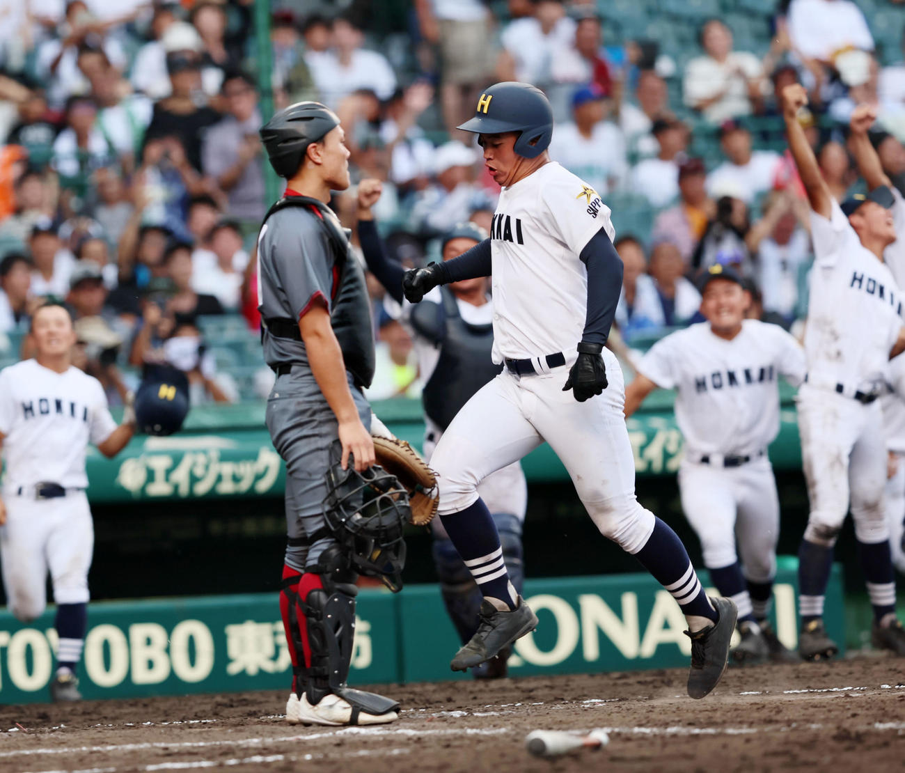 浜松開誠館対北海　9回裏北海1死二塁、関の左越え適時打で二塁走者熊谷が生還しサヨナラ勝ちとなる（撮影・加藤哉）