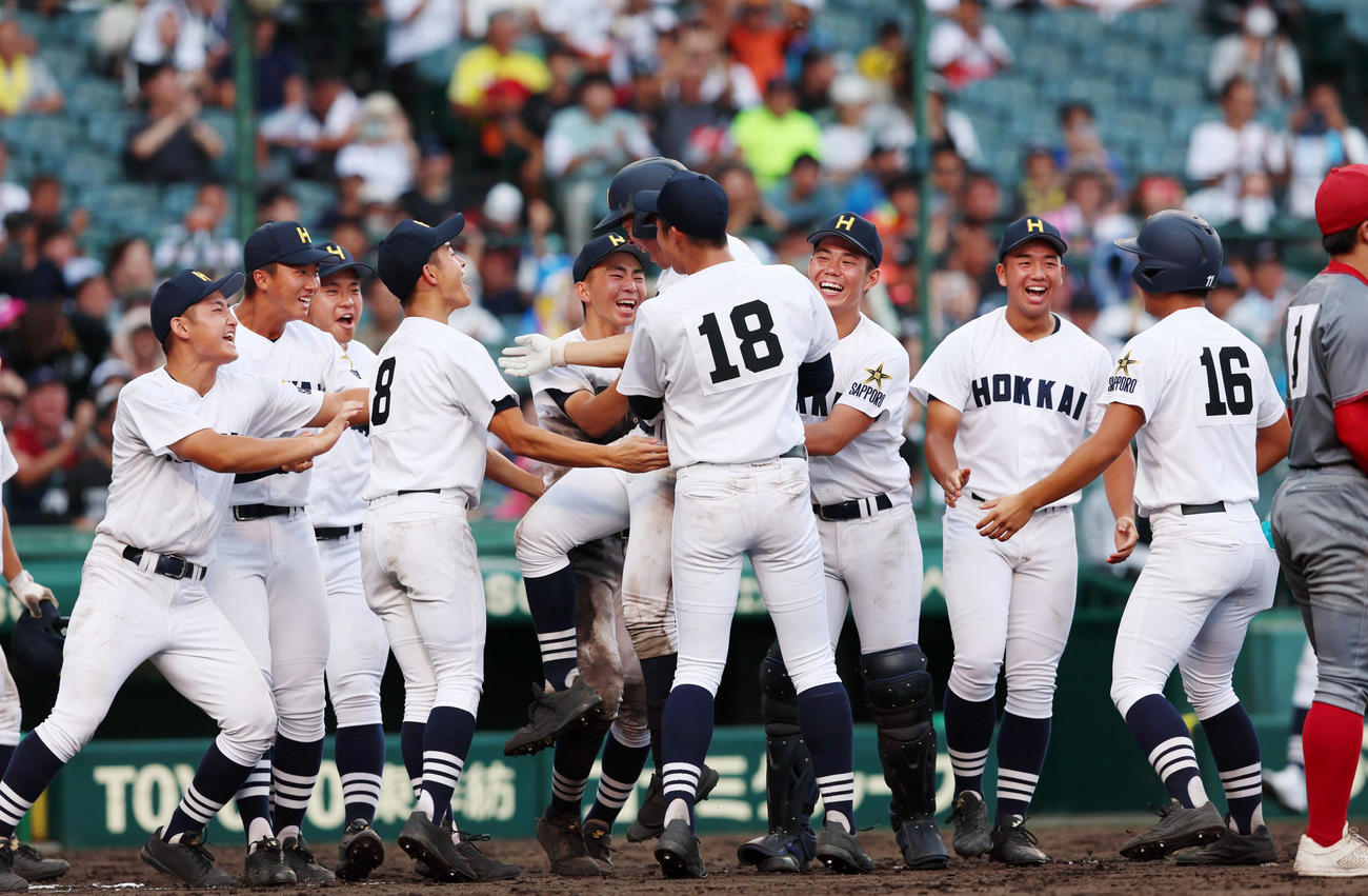 浜松開誠館対北海　9回裏北海1死二塁、喜ぶナインのもとへ迎えられる左越えサヨナラ適時打を放った関（撮影・加藤哉）