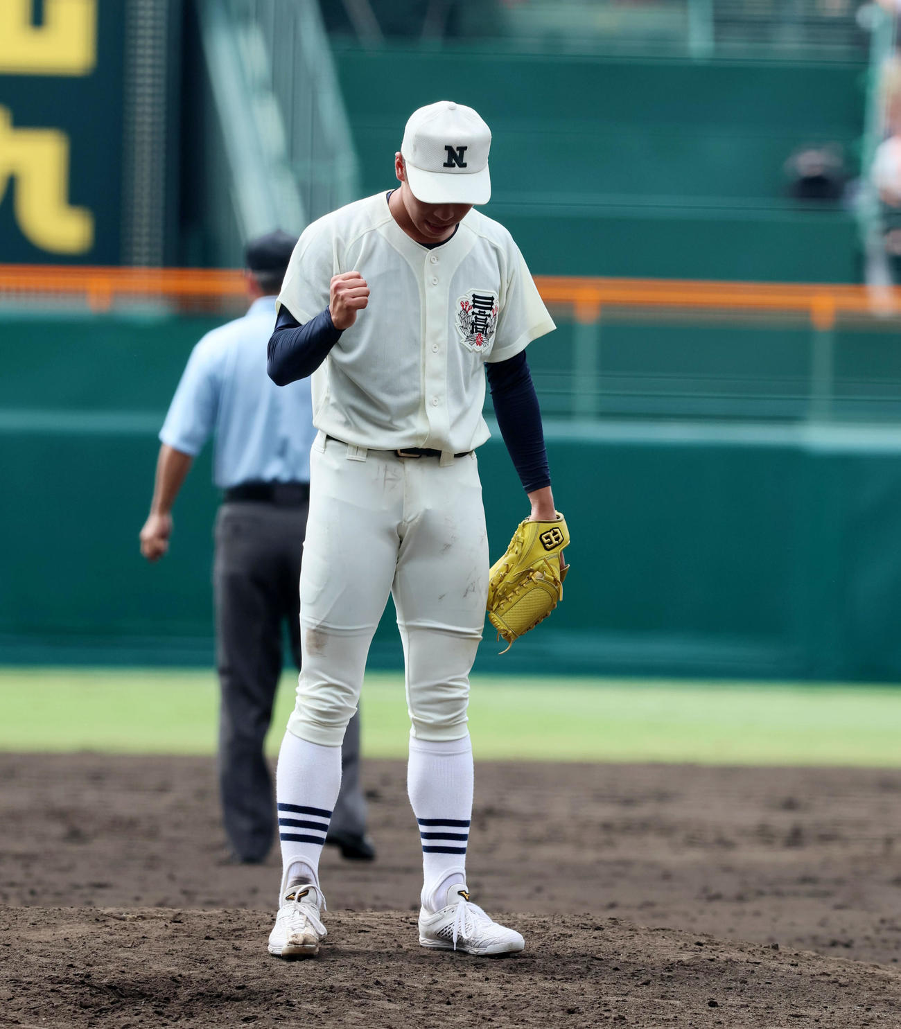 鳥栖工対日大三　鳥栖工に勝利しマウンドでガッツポーズを見せる安田（撮影・加藤哉）