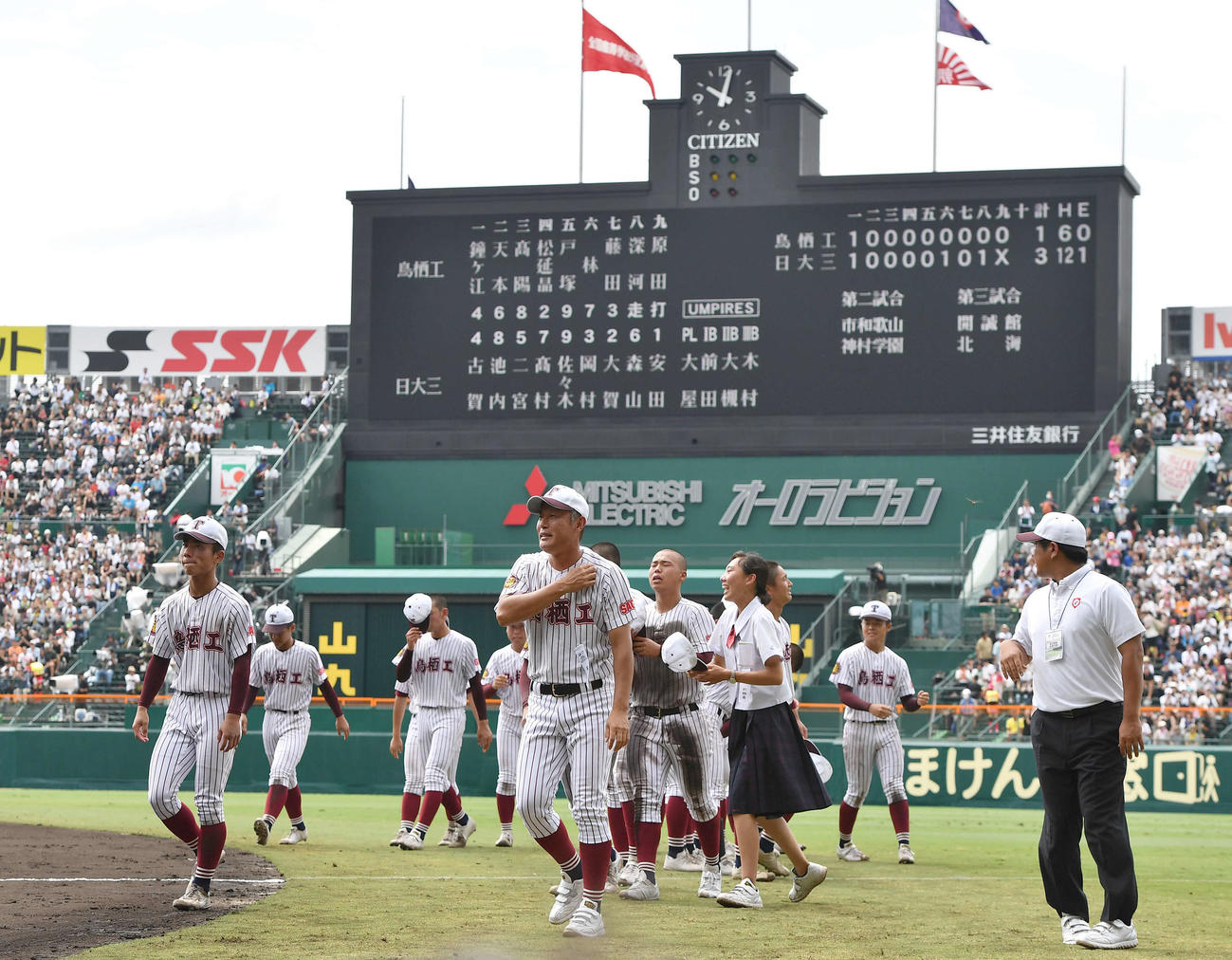 鳥栖工対日大三　日大三に敗れ、肩を落として引き揚げる鳥栖工ナイン（撮影・岩下翔太）