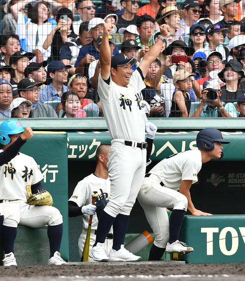 神村学園対市和歌山　7回表神村学園2死一、二塁、松尾龍が中越え2点適時二塁打を放ち、ベンチでガッツポーズする小田監督（撮影・岩下翔太）